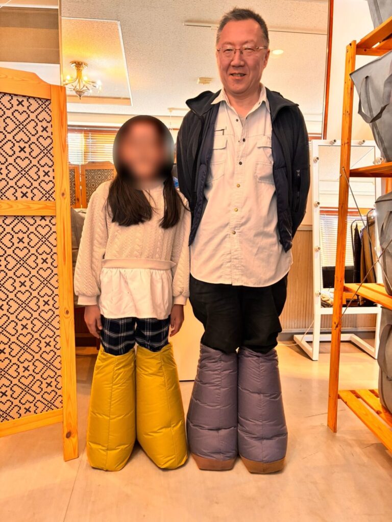 片足ずつ履く試作品（子ども用と大人用）